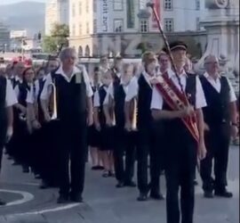 Die Musikkapelle marschiert zum Platzkonzert